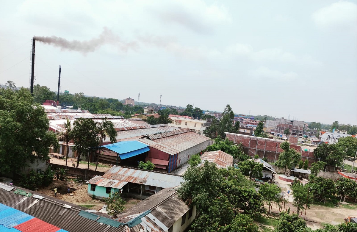 मिथिला नगरपालिका–६ स्थित ढल्केवरमा बस्तीबीच रहेको पशुपति प्लाई उद्योगबाट निस्किएको धुवाँको मुस्लो।